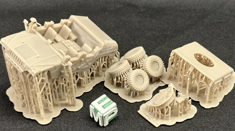 72012330_Humvee_Close_1-72_1.jpg